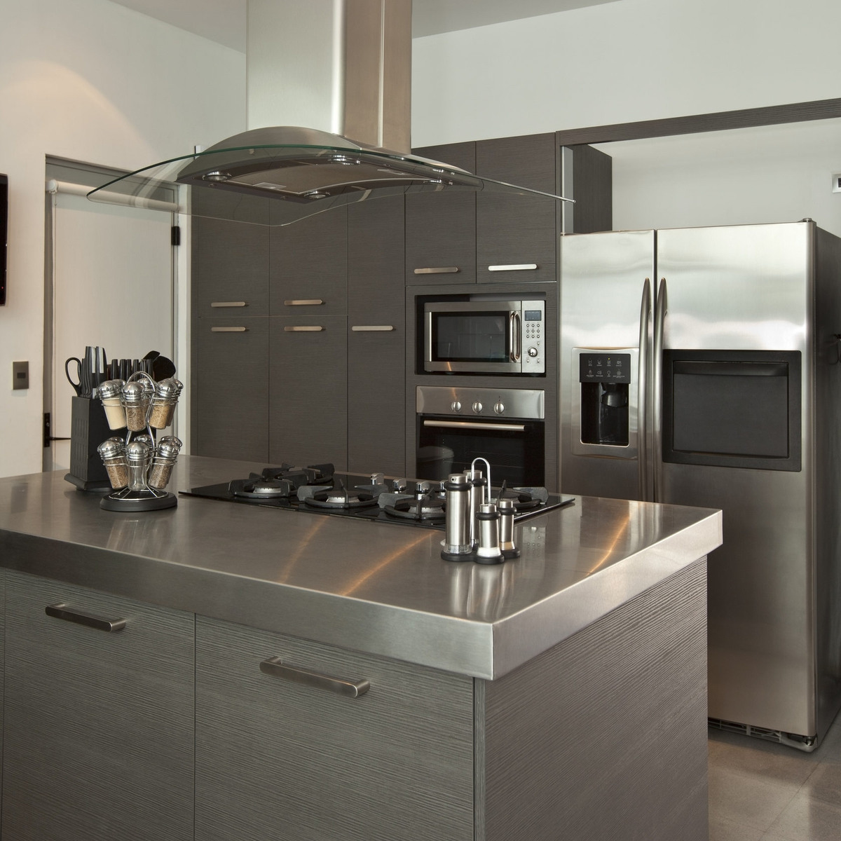 Примеры оформления кухонных островов и столешниц из нержавеющей стали