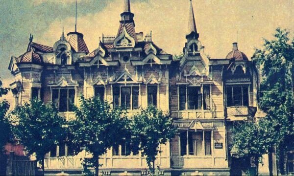 Вначале дом не был покрашен в зелёный цвет.