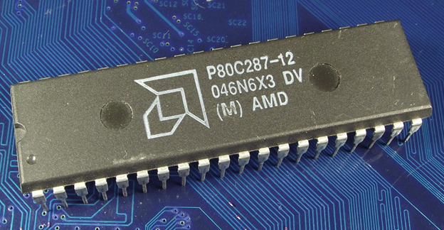 Один из первых процессоров от AMD: 8080