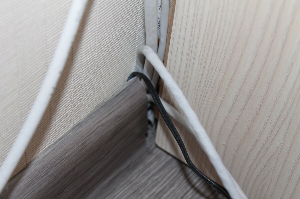 Кабель канал в плинтусе уже весь занят