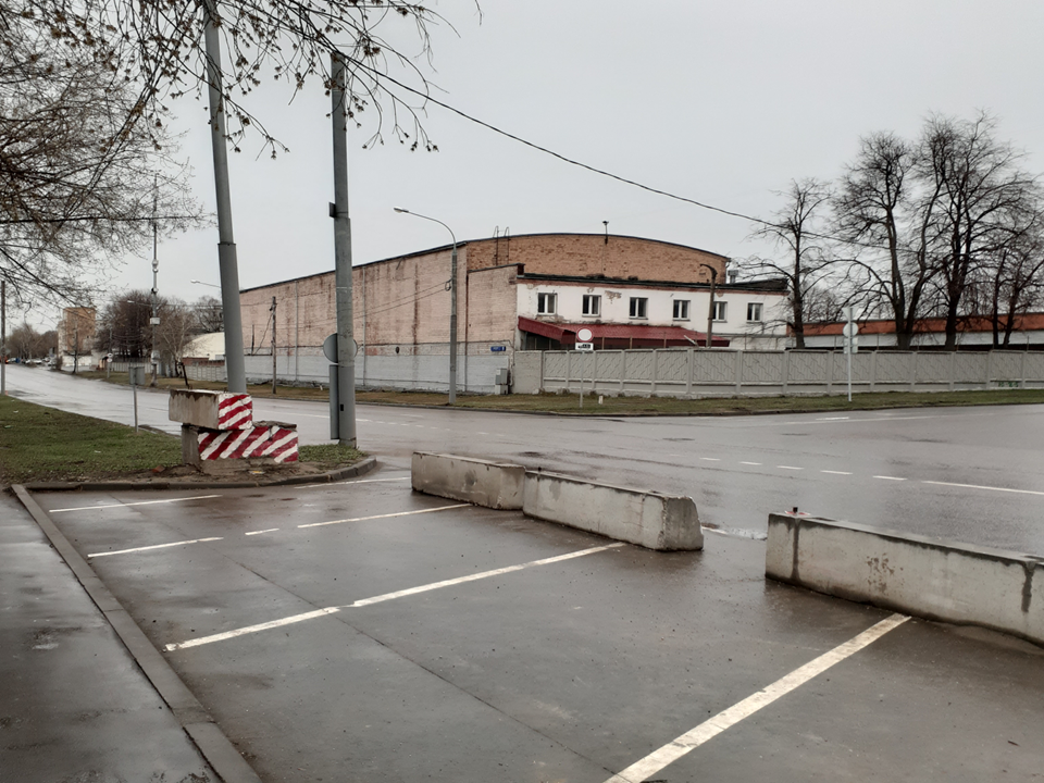 Фото автора. Низкорослое сооружение и бетонные блоки. 