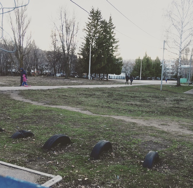 Взрослые на прогулке 