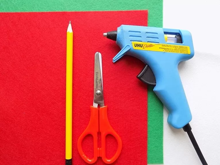 Красный фетр и зеленый.