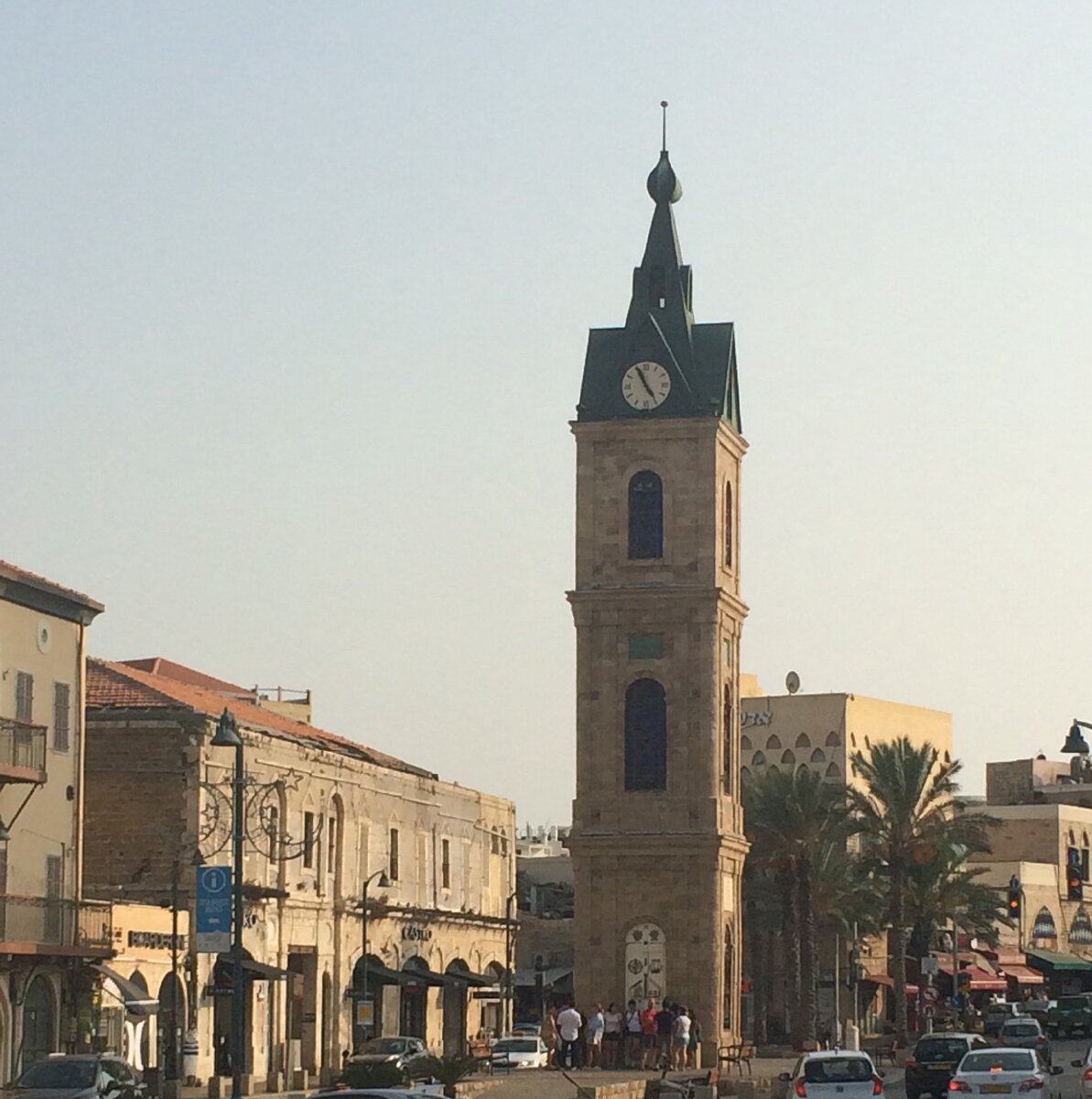 Центром Яффо считают площадь с находящейся там Часовой башней, от которой в разные стороны отходят улицы, ведущие как в пригород, так в Тель-Авив