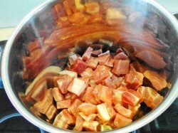 ШАГ 2:
Нарезанное небольшими кусочками мясо кладем на дно кастрюли первым слоем. Солим и перчим.
