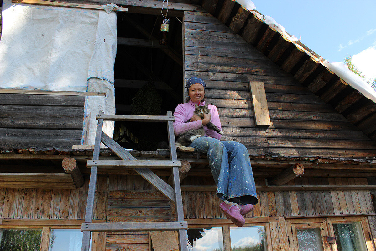 Ну вот придумал кто-то это все, заморочил голову, решил, что надо жить в модном интерьере. А ты теперь убивайся – подбирай полотенца к цвету туалетной бумаги. Убирай любимые магниты с холодильника, а еще (о ужас) – надо обязательно прибрать квартиру перед тем как сделать фотографию и выложить в инстаграм, чтобы совета спросить – «какую штору купить, чтобы подошла к подушечке на диване»?