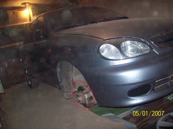 
Для тех, кто решил самостоятельно произвести замену передних амортизаторов на своем Chevrolet Lanos,  представляем подробный фотоотчет. Сразу хочется заметить, что процедура  замены передних стоек не сложная, так что даже не опытный автовладелец  сможет справиться с поставленной задачей.
