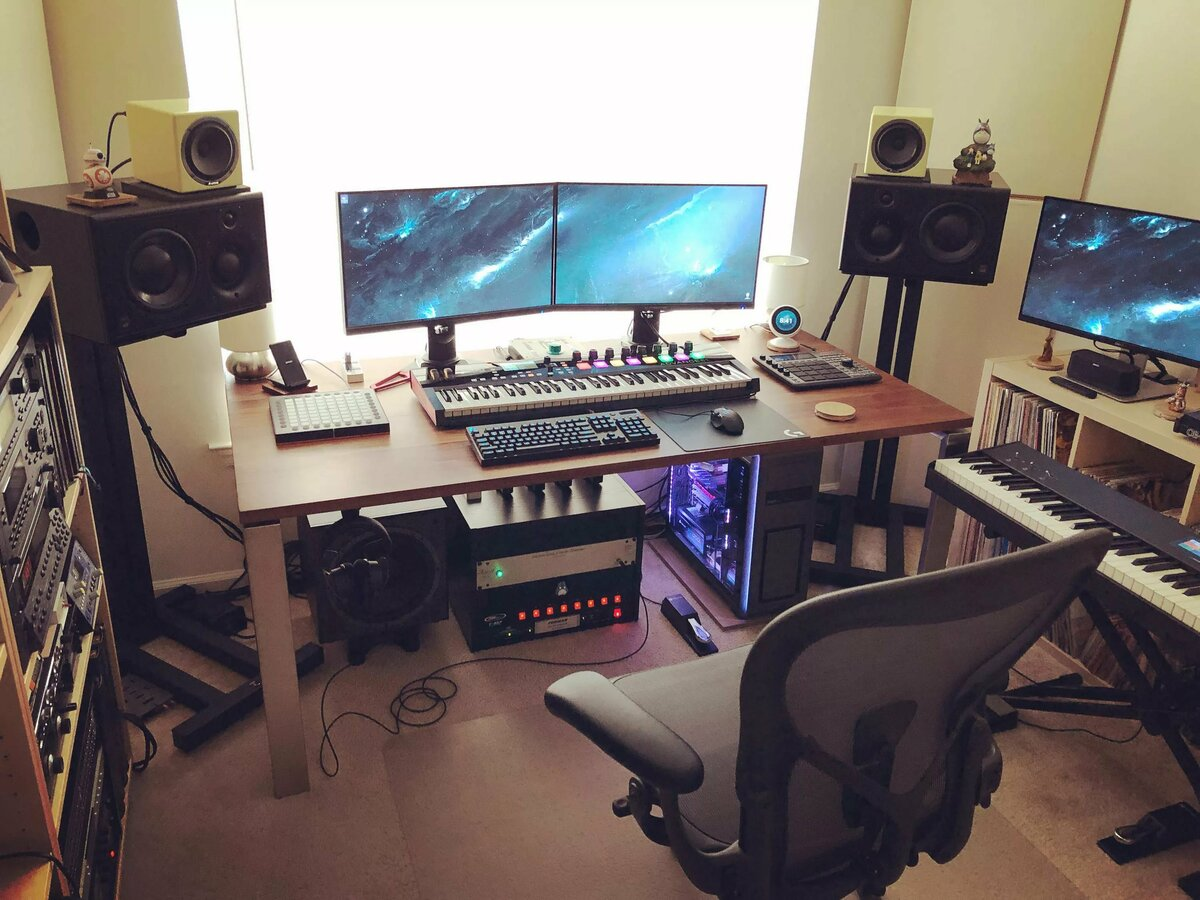 Рабочая станция на студии звукозаписи