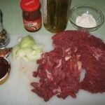     Говядину необходимо нарезать поперек волокон, кусками шириной два, три сантиметра и отбить. Затем нарезать длинными полосками, посолить, поперчить по вкусу.   