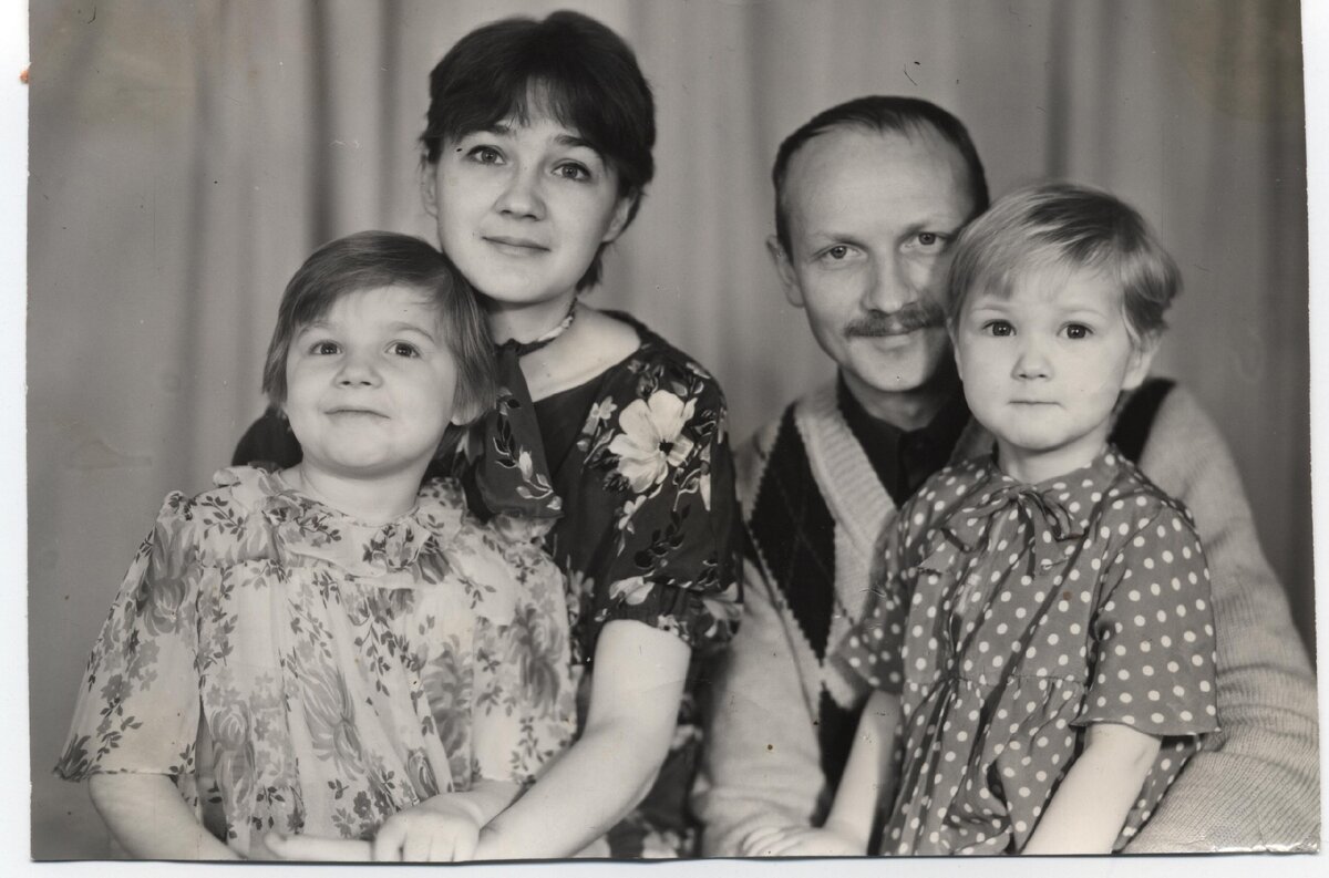 Мы пошли в фотостудию. Я помню запах пыльных штор и страшного фотографа. Я в горошек, если что.