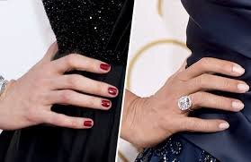 И там и там красная ковровая дорожка- роскошный  красный против интеллигентного нюда. Нечья?