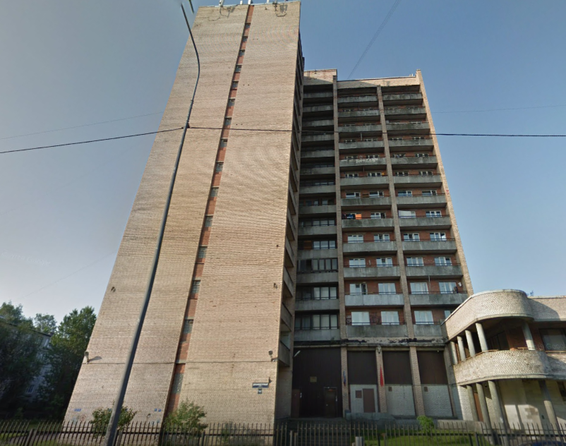 Общежитие "Дальневосточное". Вид с дороги