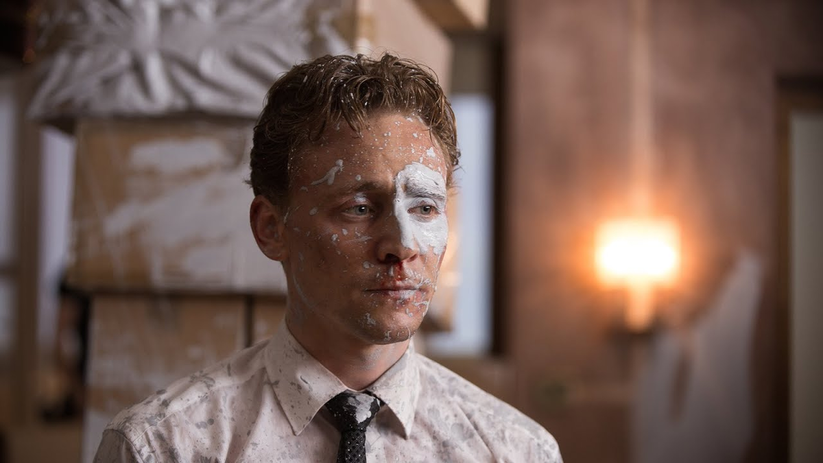 Высотка отзывы. Высотка 2015 том Хиддлстон. Доктор Лэнг высотка. Высотка / High-Rise (2015). Том Хиддлстон высотка