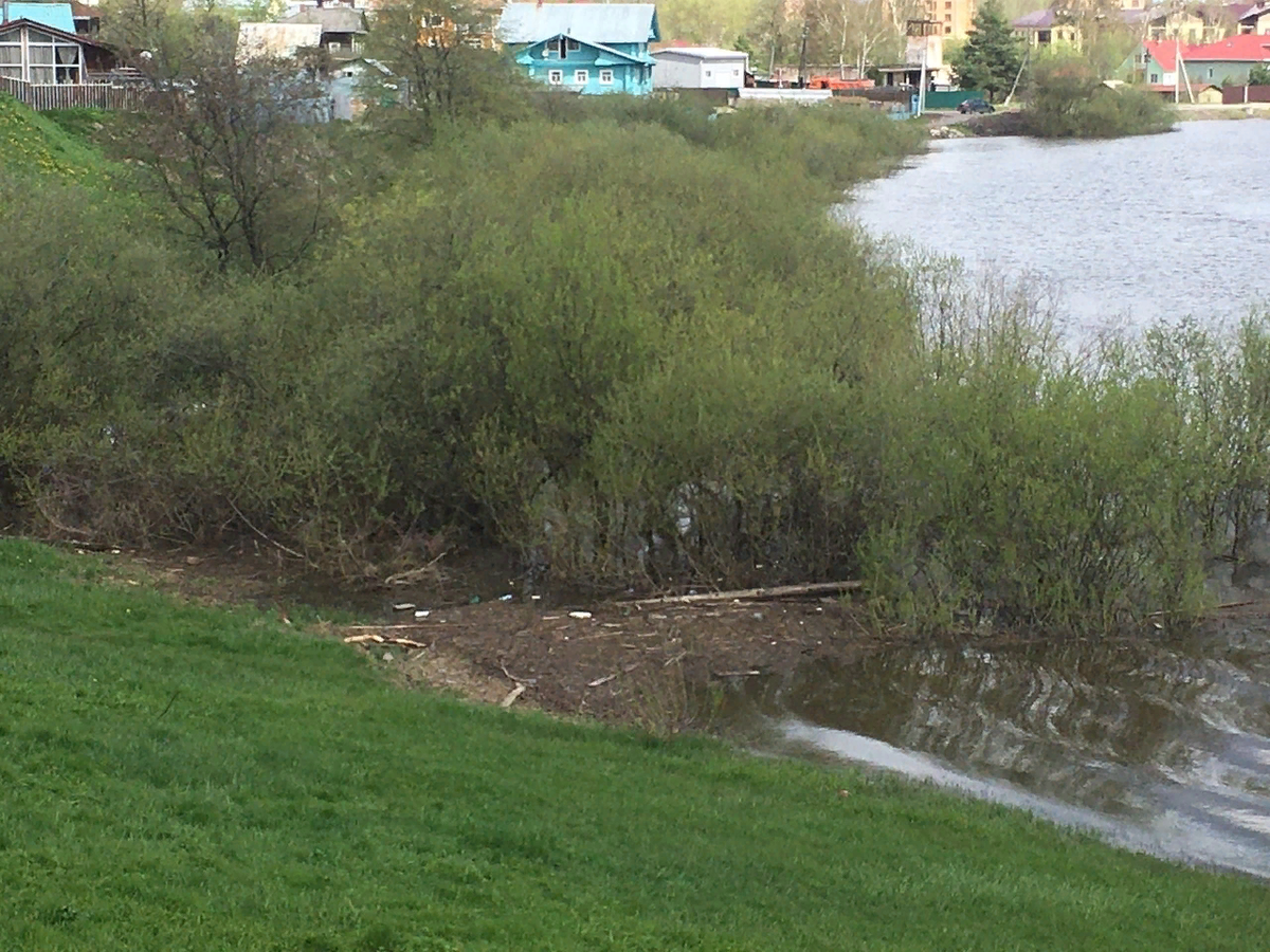 Ситуация с паводком в городе орске. Промоина. Паводок и бетонные берега с китайской стороны.