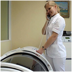 The nurse of the Clinic begins the procedure of barotherapy (explanation and verification of the baro-phone).