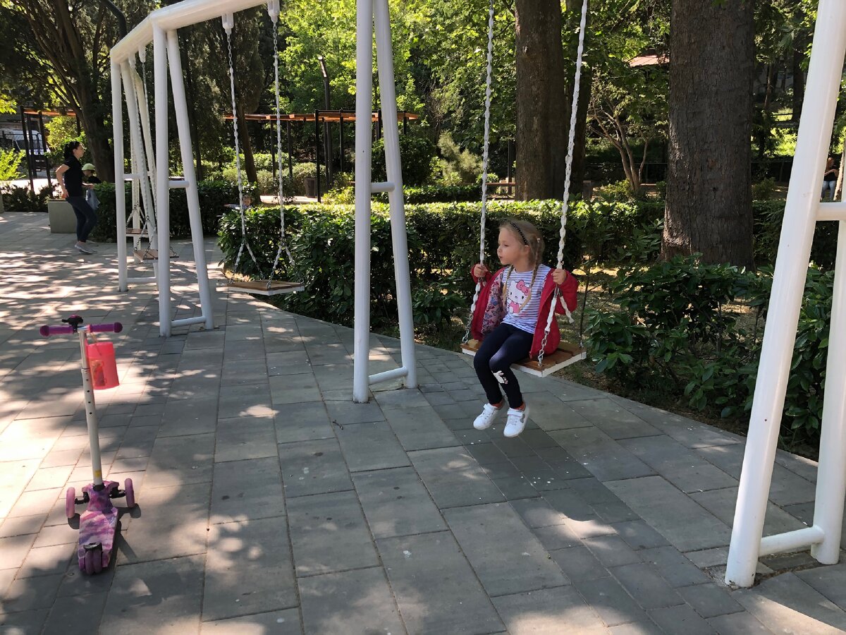 Уютный малолюдный скверик, который мы обнаружили недалеко от дома