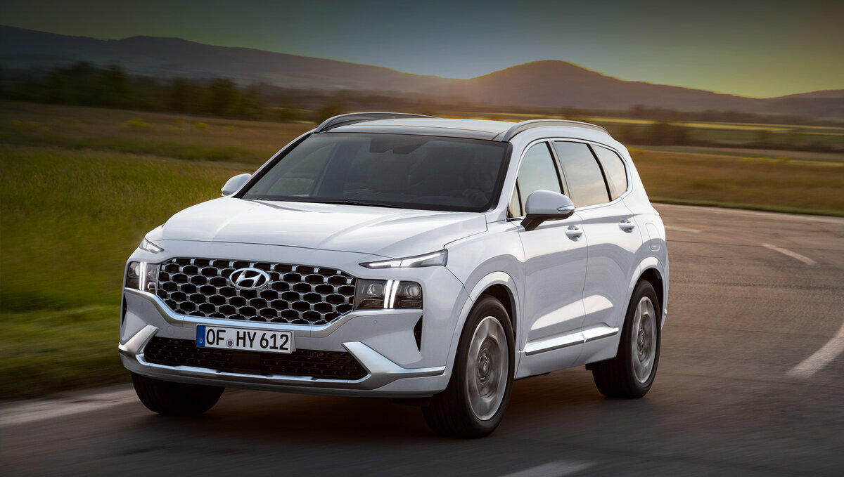 Обновлённый Santa Fe поступит на корейский рынок в июне 2020 года, а европейские дилеры начнут продажи в сентябре. Ждём появления на Hyundai дизеля 2.2 Smartstream и турбомотора 2.5 T-GDi Smartstream. Первый агрегат на Sorento выдаёт 202 л.с. и 440 Н•м, второй ― 281 и 421.