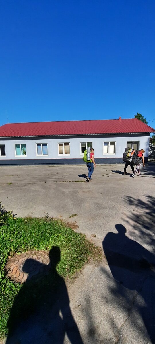 Вышли и сразу за теми кто уже знает куда идти)