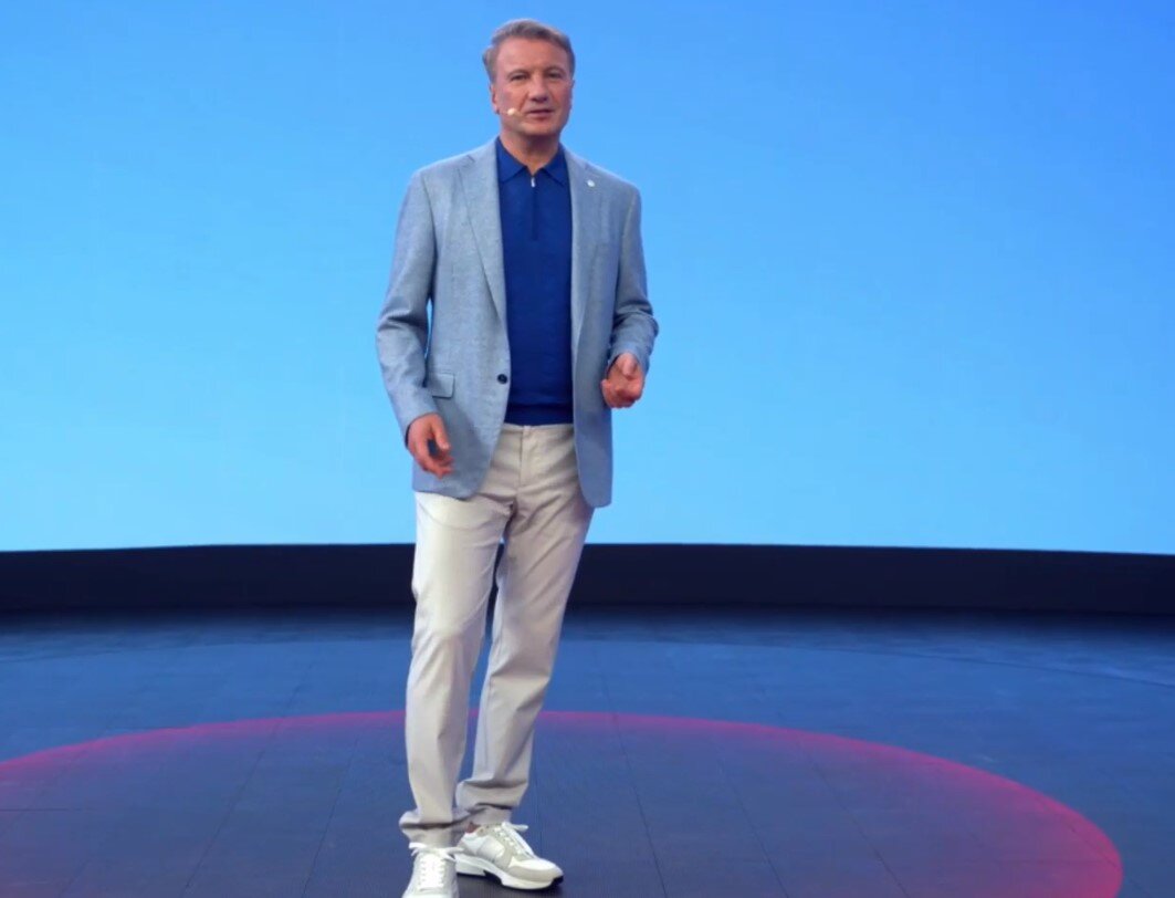 Греф вышел к зрителям трансляции вот в таком образе. Скриншот сделала во время онлайн-презентации.