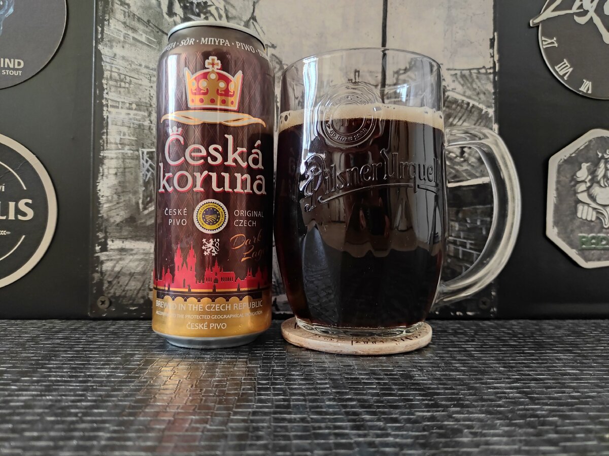 Česká koruna в кружке Pilsner Urquell