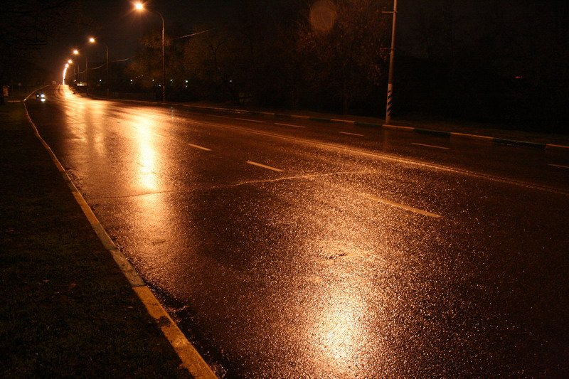 Дорога домой вечером. Ночная дождливая дорога. Дорога ночью. Пешеход ночью на дороге. Ночь трасса дождь.