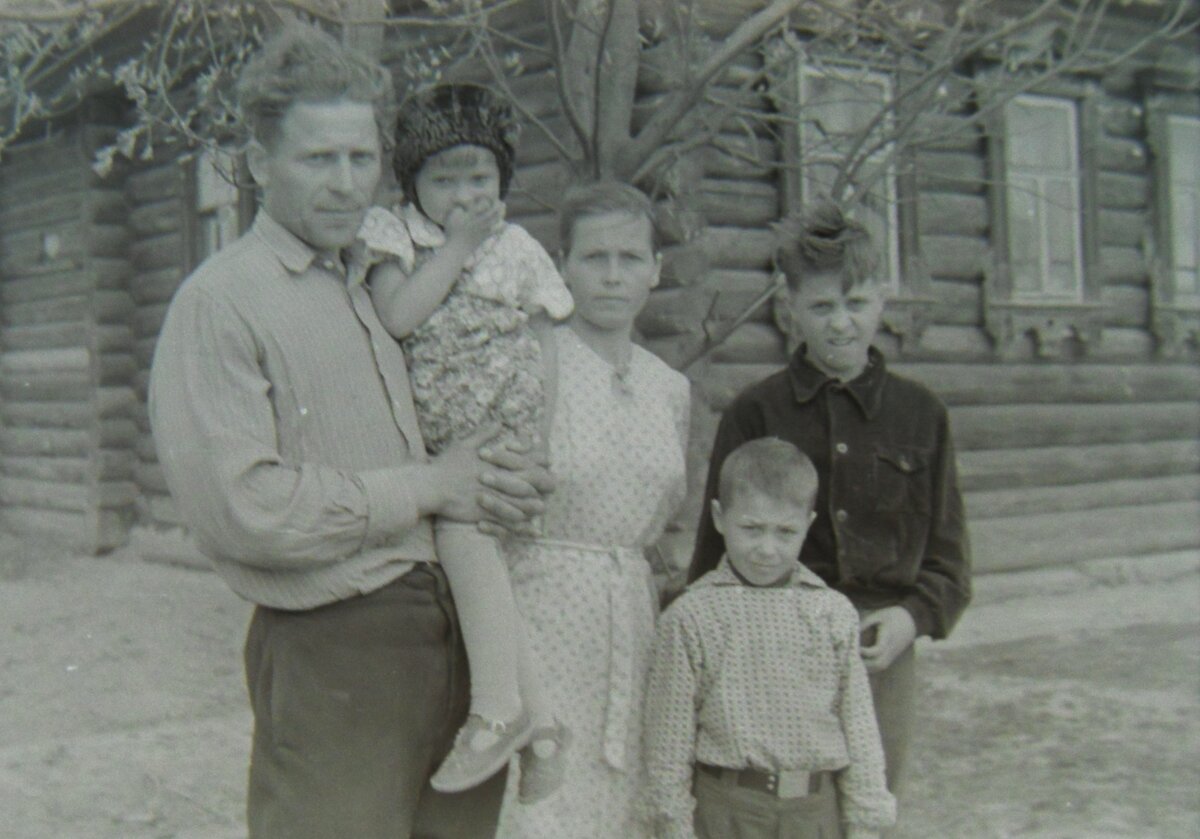 Анастасия Гавриловна и вся её семья.