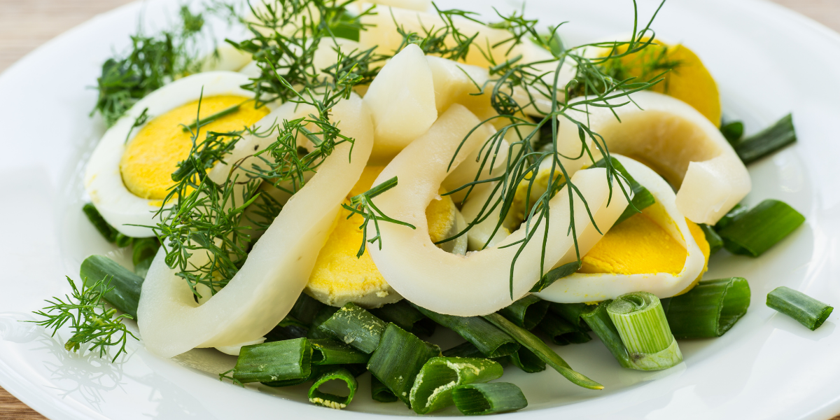 Салат с кальмарами и яйцом — кулинарный рецепт