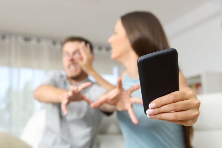 Признаки, указывающие на то, что ваш партнер следит за вами при помощи вашего же мобильника