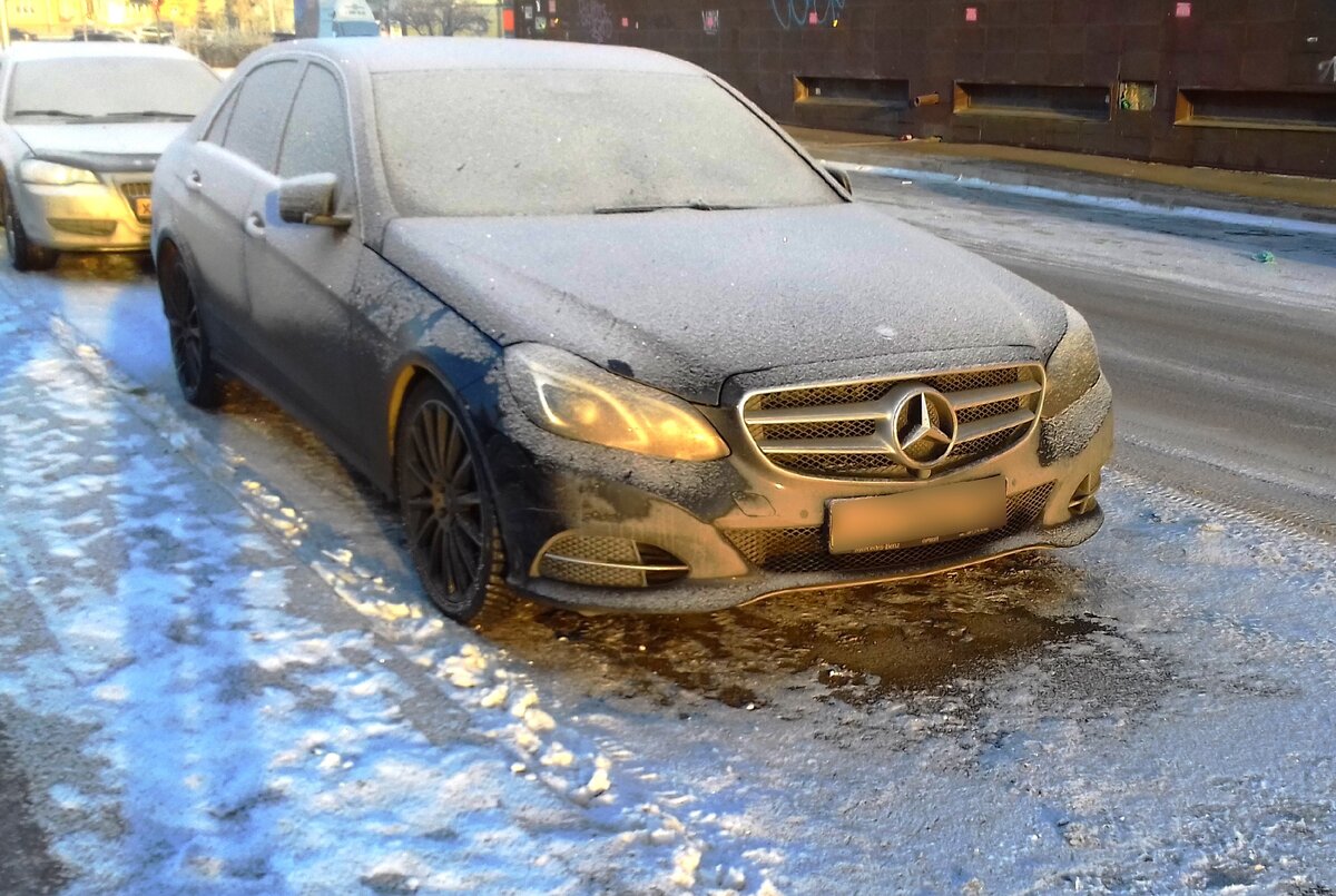 Только не пытайтесь силой отодрать дворники, если они примерзли, сначала прогрейте стекло. После того как стекло оттает аккуратно их поднимите 