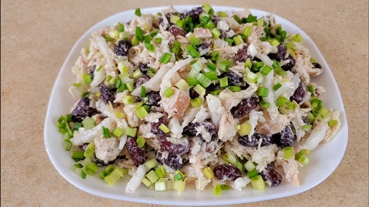 Салат с куриной грудкой и фасолью. Салат с фасолью и капустой свежей. Куриный салат с фасолью. Салат с фасолью и зеленью. Салат с фасолью консервированной.