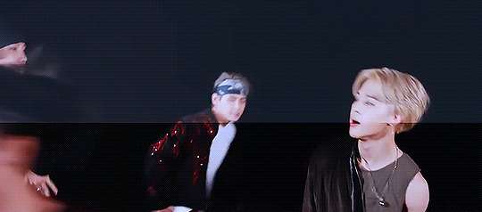 "Привет, цветочек, если ты не хочешь чтобы все узнали кто ты, просто стой смирно."