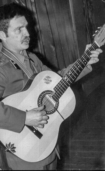 ВАШ ПОКОРНЫЙ СЛУГА НА КОНЦЕРТЕ ДЛЯ ЛИЧНОГО СОСТАВА ЧАСТИ.