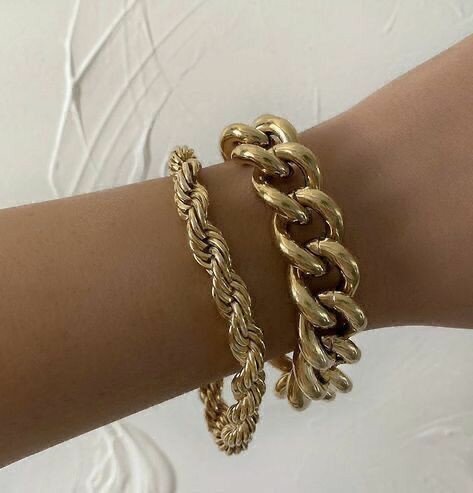 Банглы, слейвы, анклеты: всё это разновидности современных браслетов. Каждый день новые образы - с ними легко! При умелом выборе браслеты выгодно подчеркнут вашу индивидуальность и придадут образу эффектное завершение.