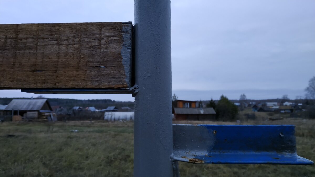 Два уголка, вид снаружи участка.