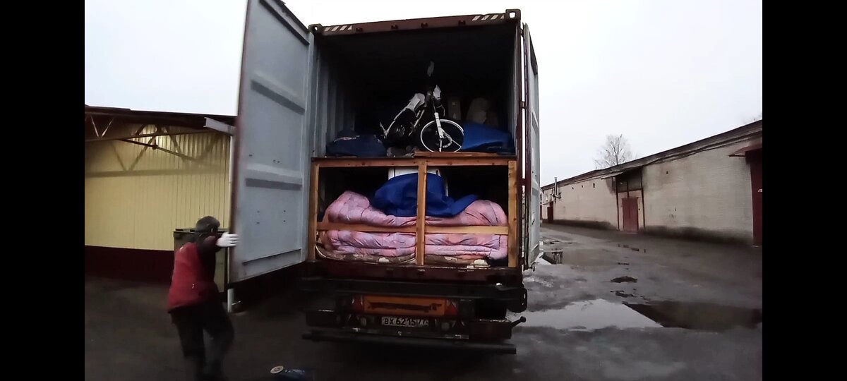 Только что открыли контейнер. 