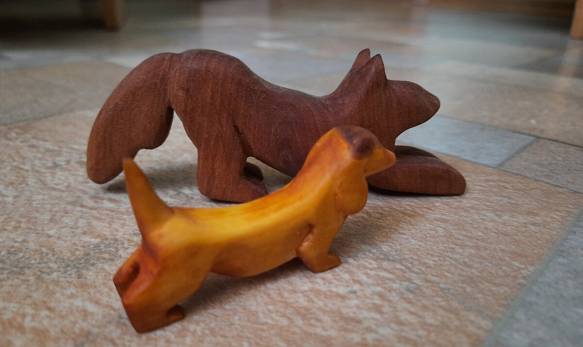 Это первые мои поделки статуэтки из натурального дерева. Лиса из березы, а такса из каштана.