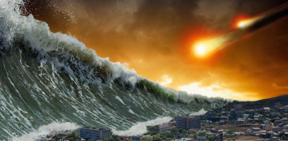 1. Волны цунами — одно из самых пугающих и разрушительных природных явлений. 
2.Огромные волны сокрушают всё на своём пути, порой проходя вглубь суши на многие километры.

3. Цунами могут возникать по разным причинам, но неизменно одно — обрушиваясь на побережье, волны цунами способны причинить чудовищные по своим масштабам разрушения.

4.Древние греки ещё в 4 веке до нашей эры связывали цунами с подземными землетрясениями.

5. Спастись от удара цунами непросто, и в районах, подверженных этому бедствию, разработано множество правил, призванных помочь в случае удара чудовищной волны и сохранить жизнь себе и окружающим.