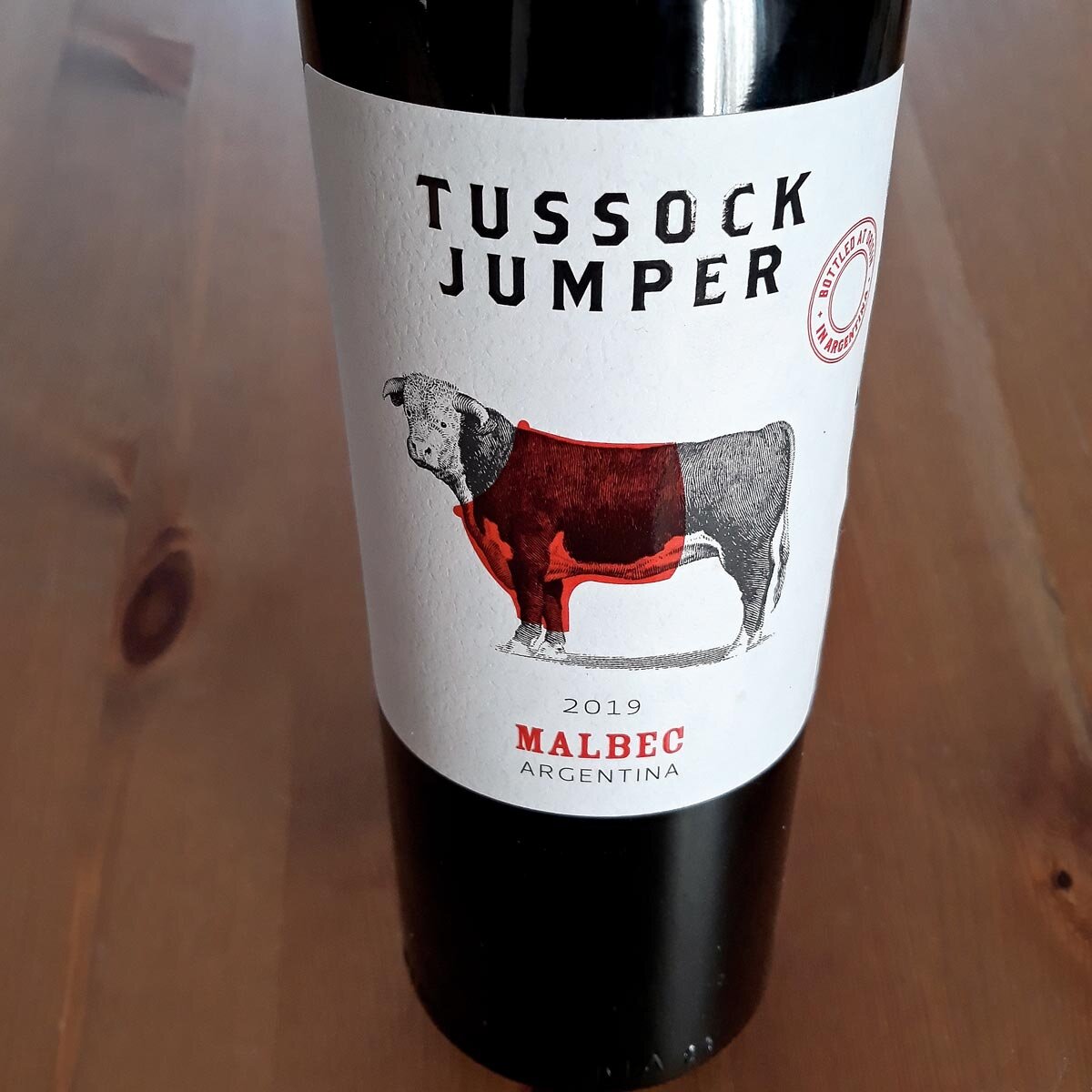 Красное мальбек аргентина. Вино "Tussock Jumper" Malbec. Вино Тассок Джампер Шираз. Вино Тассок Джампер Мальбек. Тассок Джампер Мальбек вино красное.