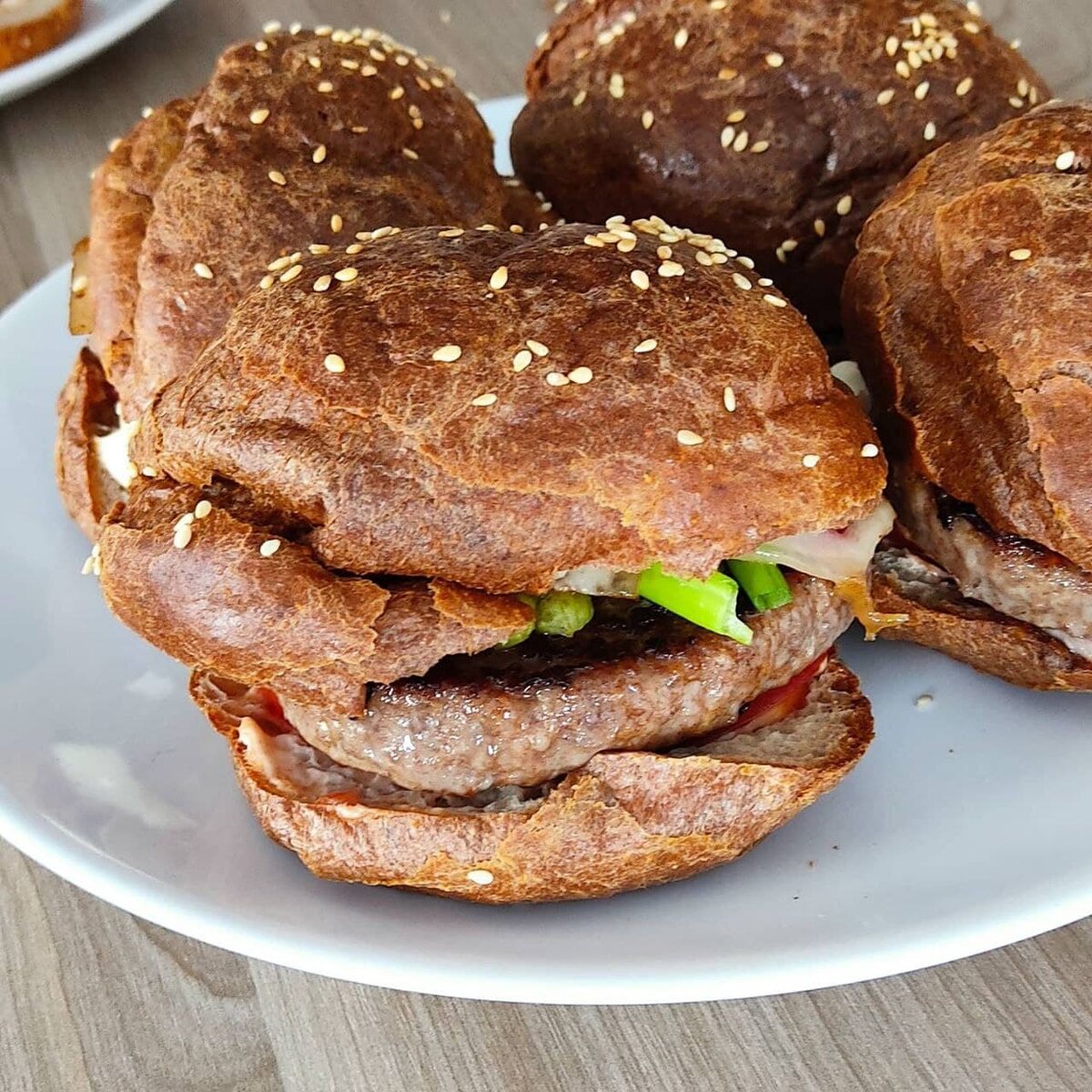 Бургер моего приготовления. Мясная котлета, майонез, маринованные огурчики и помидорки! Всё на волшебной вкусной булочке с кунжутом!