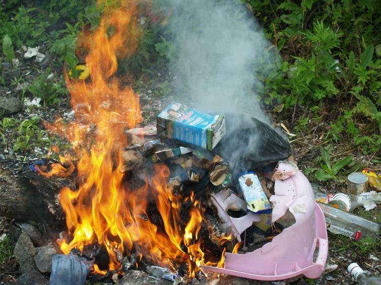 Фото: сайт Роспотребнадзора, дым от сжигания содержит окислы азота, серы, фенолы, токсичные углеводороды, канцерогенные диоксины 