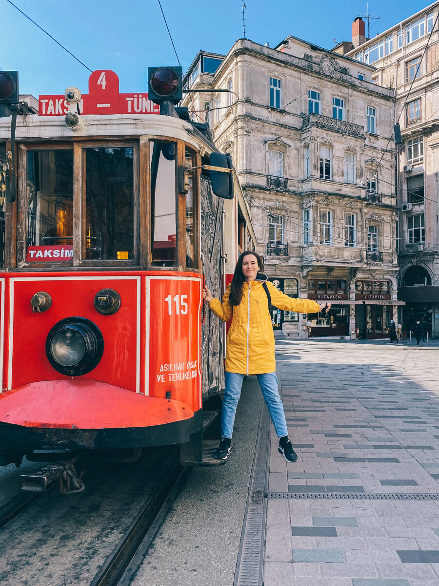 Обычно на улице Истикляль в Стамбуле не пройти. В апреле 2021 было пусто. 
