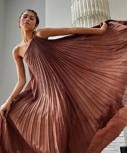 @zendaya в ежегодном голливудском портфолио @britishvogue в коричневом плиссированном платье на одно плечо от #ValentinoCollezioneMilano. Фото: @GregWilliamsPhotography