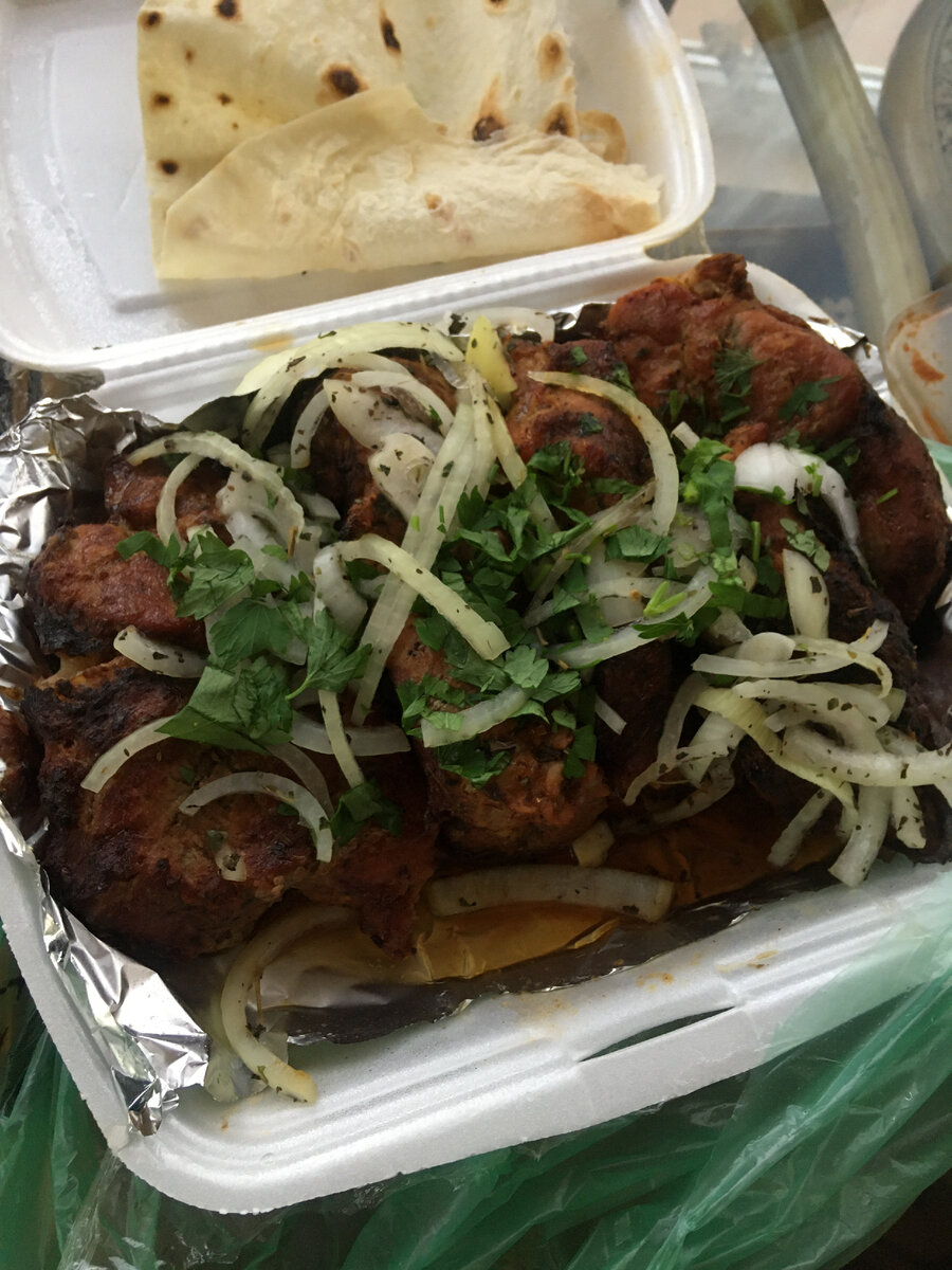 Тот самый шашлык от Эда. Мы тоже взяли с собой на всю компанию. Фото автора 