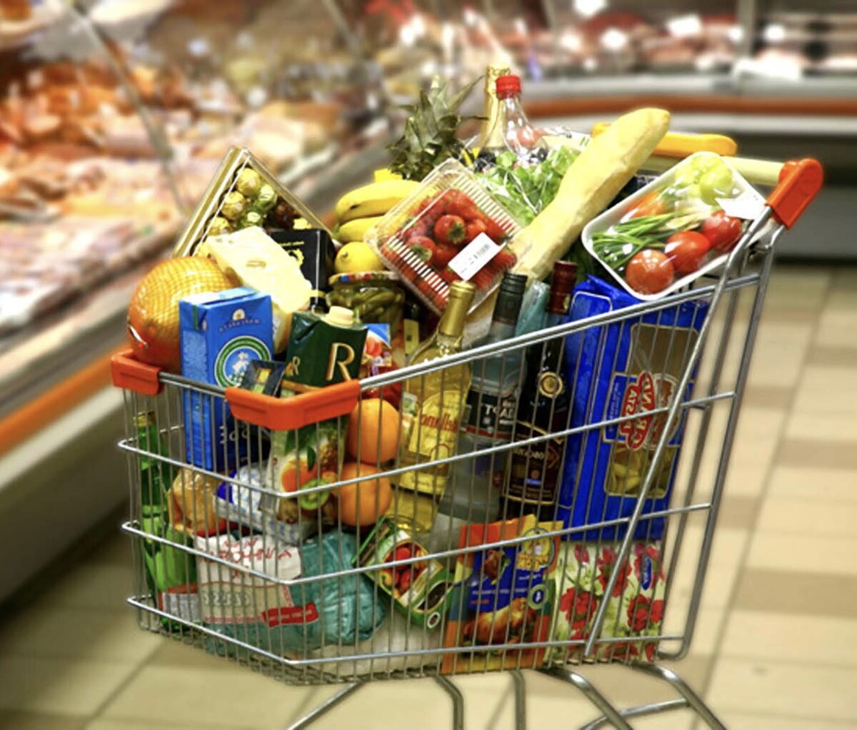Большие тележки с ненужными продуктами