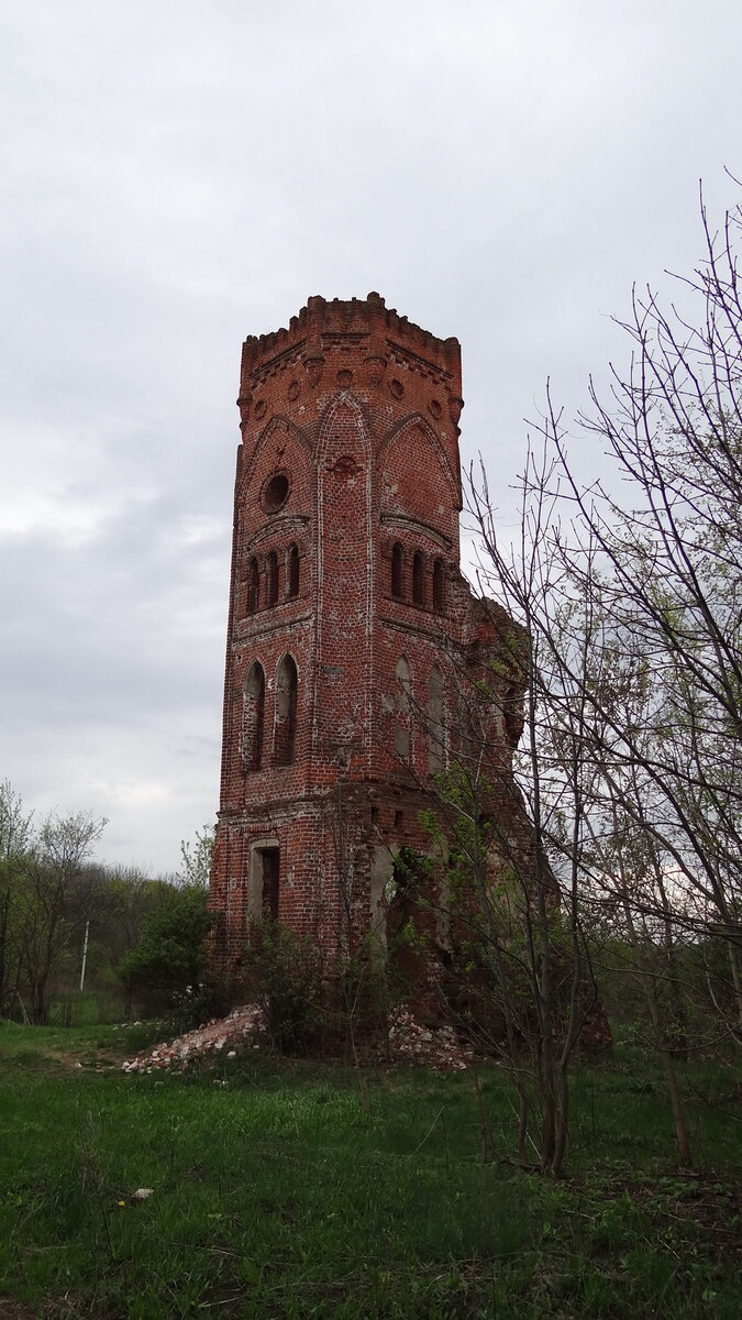 Уцелевшая башня усадьбы Вешаловка