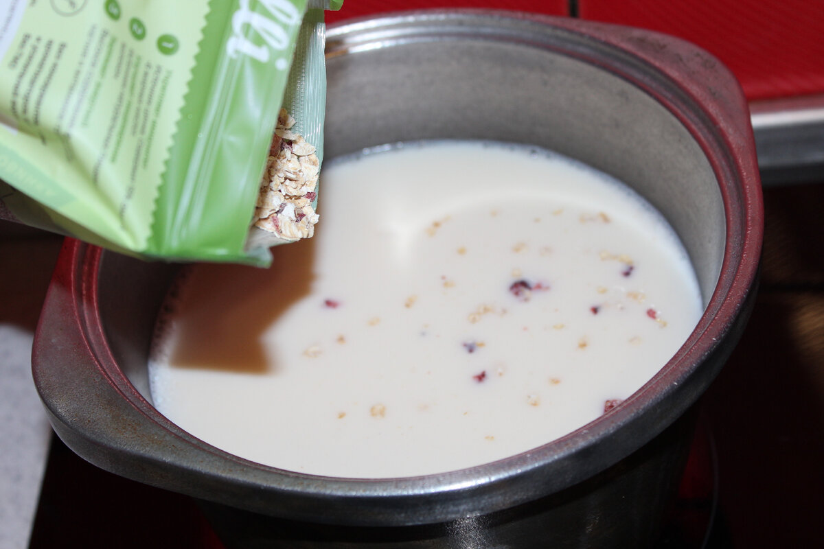 Вскипятить молоко, воду с молоком, или просто воду. Я наливала молоко из расчёта 200 мл молока на 1 порцию. Всыпать кашу, перемешать. Добавить сахар и соль по вкусу. Накрыть кастрюлю крышкой и дождаться закипания. 