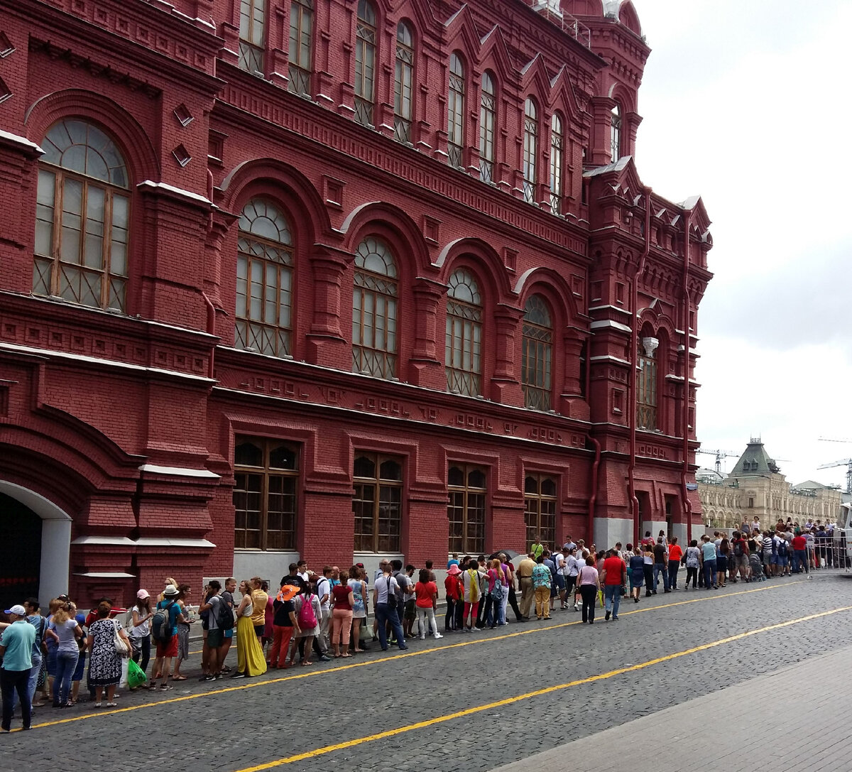 Москва: очередь к Мавзолею Ленина, которого охраняли красные латышские стрелки. Фото автора