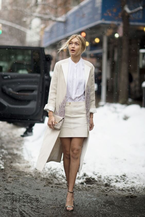 Джиджи Хадид, в босоножках, с голыми ногами и расстегнутом пальто