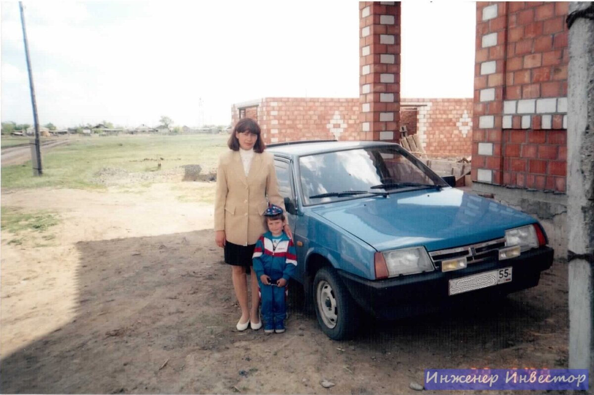 Мама с младшим братом на фоне "девятки" и строящегося дома. Маме здесь столько же, сколько и мне сейчас. Как же быстро летит время