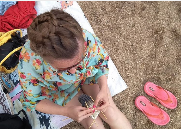 Это я на пляже вяжу носки на пяти спицах. Самое удобное в путешествии :)